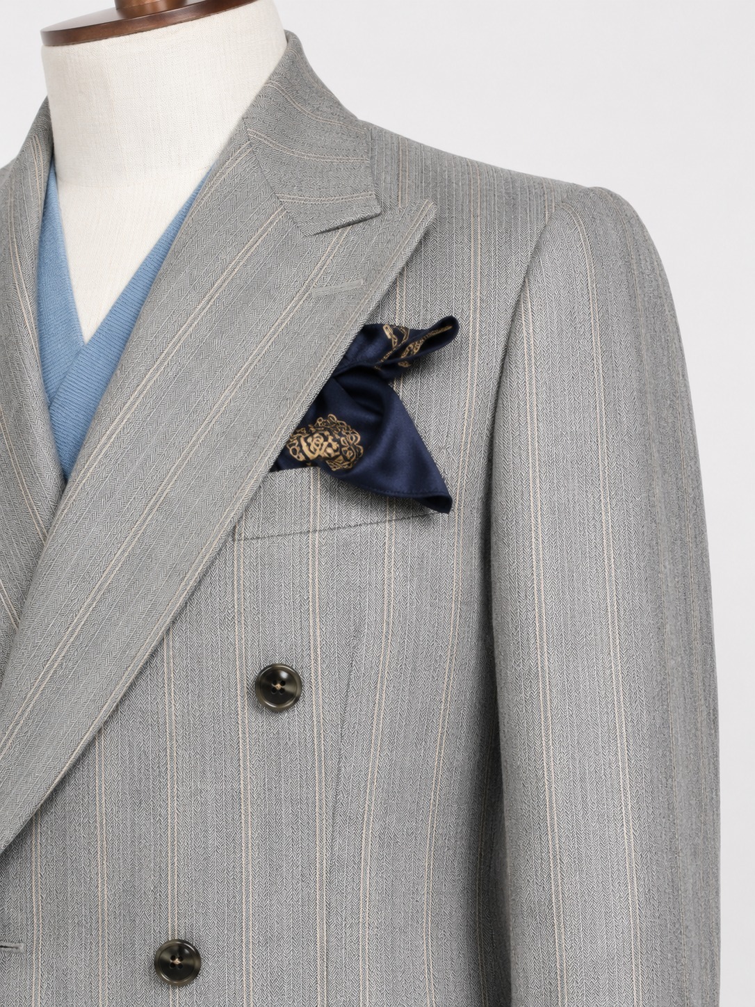 Traje Cruzado Gris Perla con Pantalón Azul Cielo - Image 3